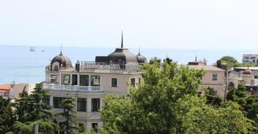 Krimas Jaltas piekraste.  Lielās Jaltas kūrorti.  Pludmale pie sanatorijas Sevastopoles