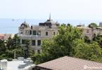 Krimas Jaltas piekraste.  Lielās Jaltas kūrorti.  Pludmale pie sanatorijas Sevastopoles